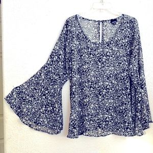 TORRID SIZE 0 FLORAL BLOUSE LONG BELL SLEEVE ROUND NECKLINE BACK BUTTON CLOSURE